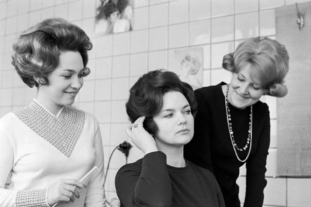 Дикторы Центрального телевидения (слева направо): Наталья Фуфачёва, Галина Зименкова и Мария Митрошина во время подготовки к передаче, 1975 год. Обложка © ТАСС / Виталий Созинов