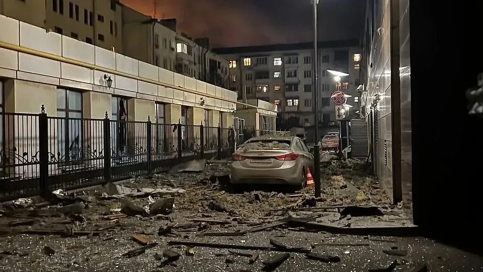 Фото с места обстрела гостиницы "Донбасс палас" в Донецке. Обложка © t.me / "Типичный Донецк"