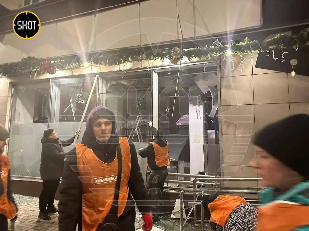 Волонтёры устраняют последствия атаки ВСУ на Белгород. Фото © Telegram / SHOT