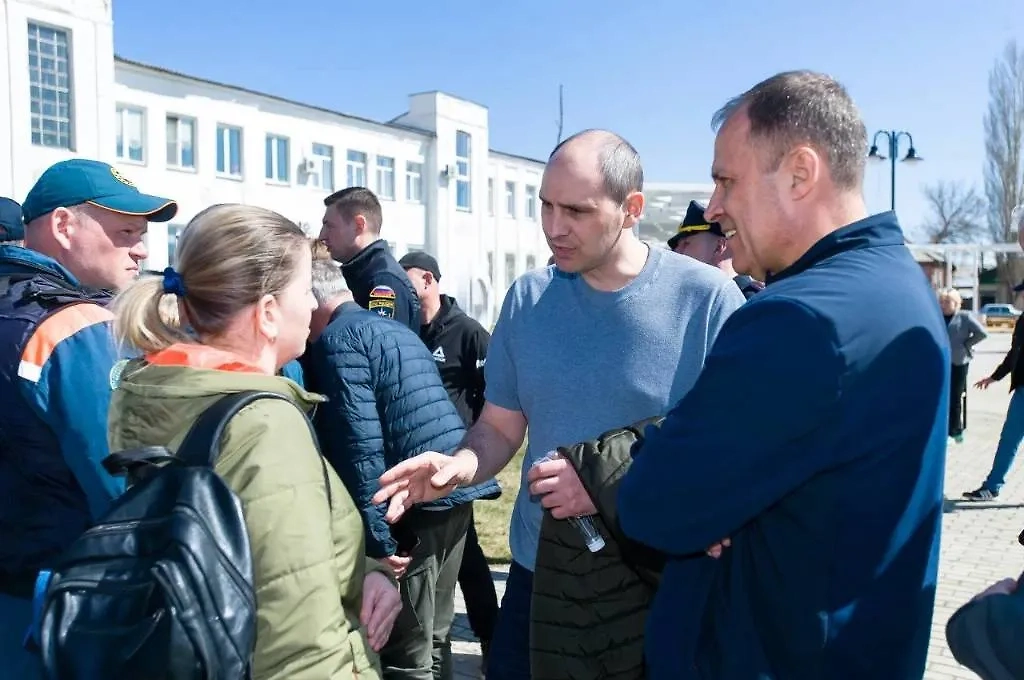 Денис Паслер на встрече с жителями в Орске. Обложка © Telegram / Денис Паслер