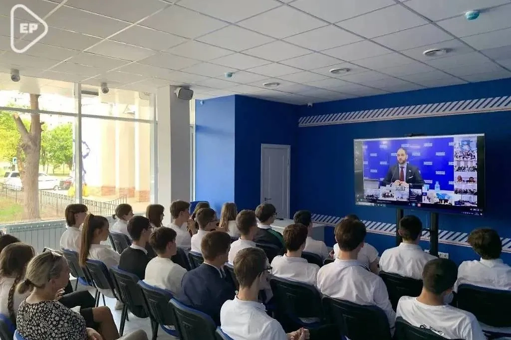 Единая Россия провела для абитуриентов вебинар по приёмной кампании в вузы. Фото © Telegram / "Единая Россия"