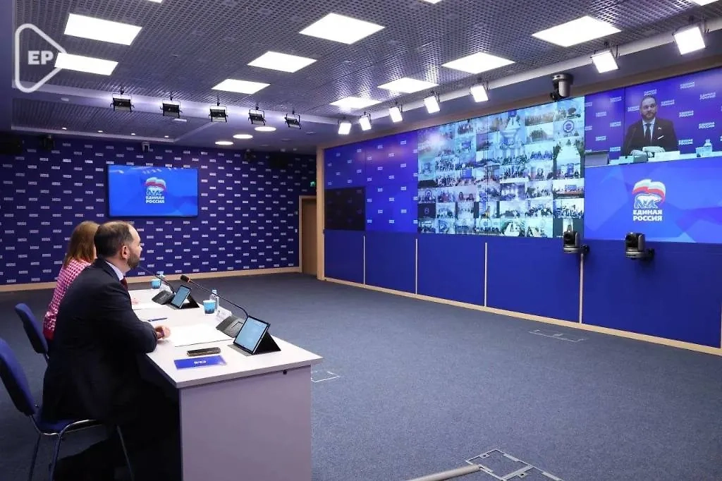 "Единая Россия" провела для абитуриентов вебинар по приёмной кампании в вузы. Обложка © Telegram / "Единая Россия"