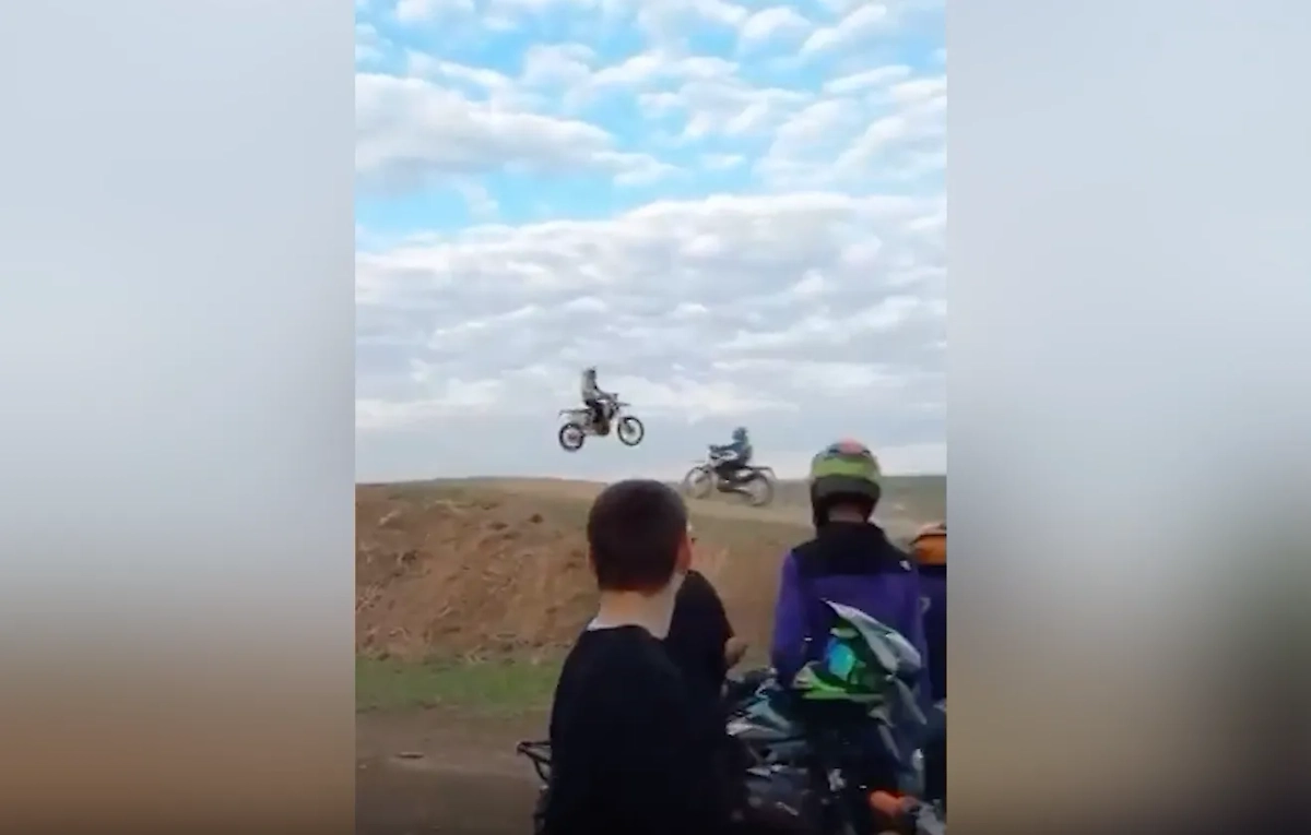 Мотоциклисты столкнулись во время трюка в Новошахтинске. Обложка © VK / Плохие новости Ростов-на-Дону