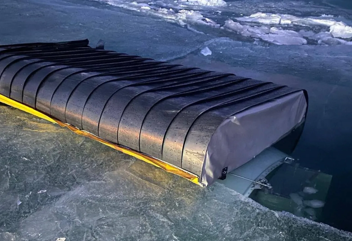 На Байкале перевернулась аэролодка с шестью людьми. Обложка © Telegram / МЧС России