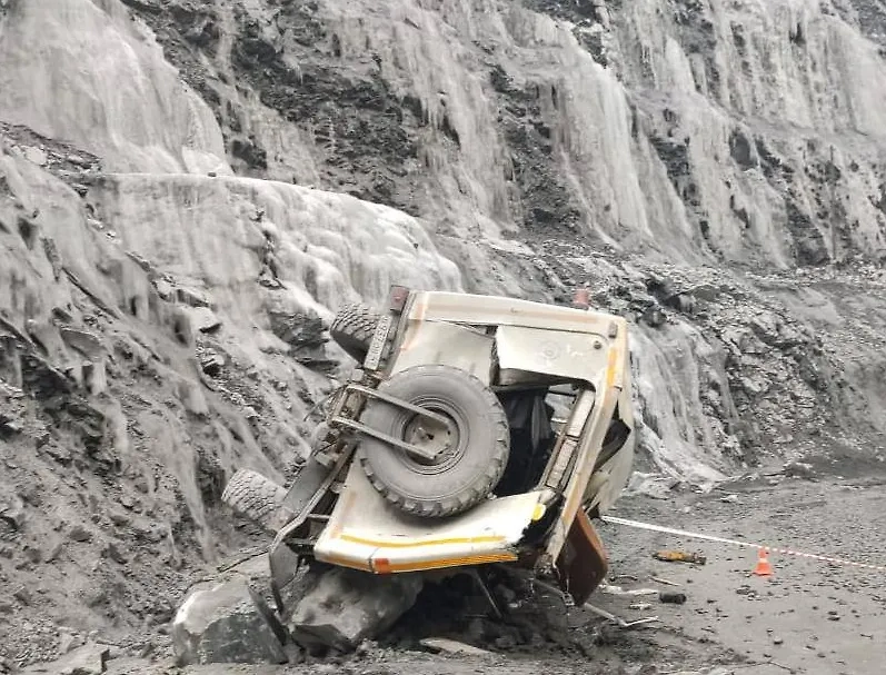 В Красноярском крае автобус с пассажирами упал в карьер. Фото © Telegram / МВД 24