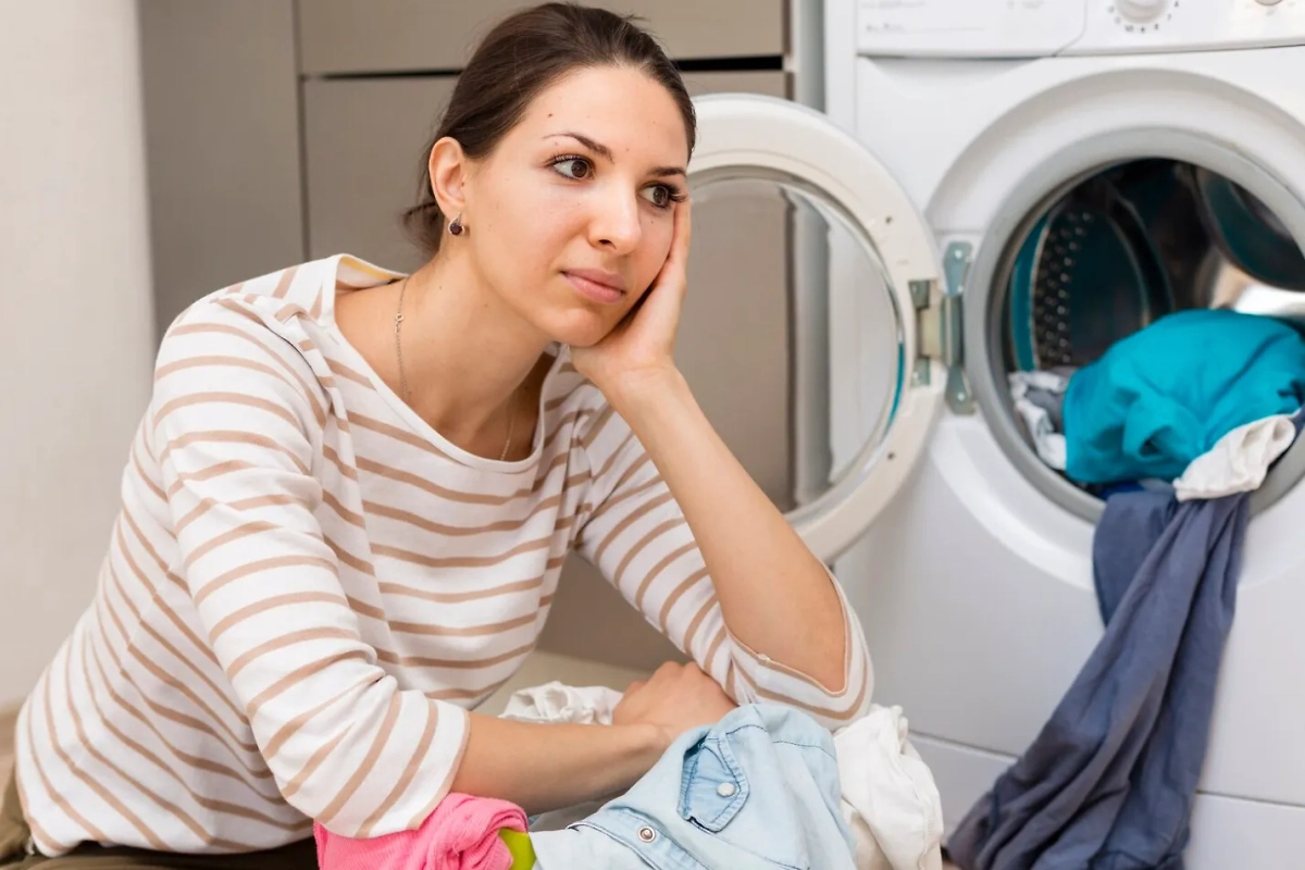 Шторы нужно стирать раз в год, подушки — три раза в год. Обложка © Freepik.com