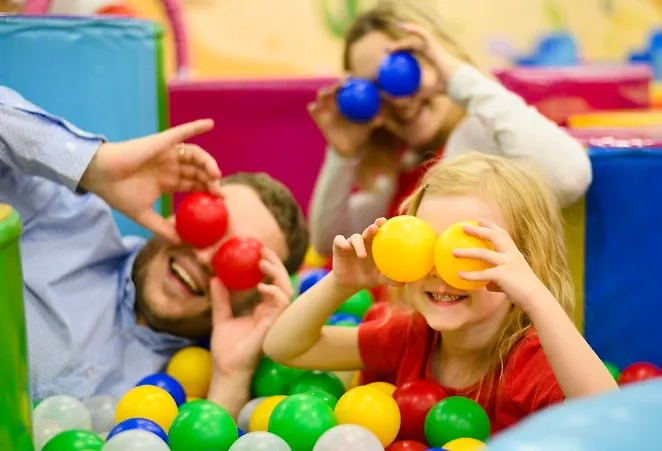 Ребёнок получил сотрясение мозга в детской комнате в ТЦ. Обложка © Freepik