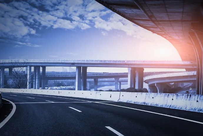 "Автодор" перевёл автотрассы "Дон" и "Нева" на летний скоростной режим. Обложка © freepik / evening_tao