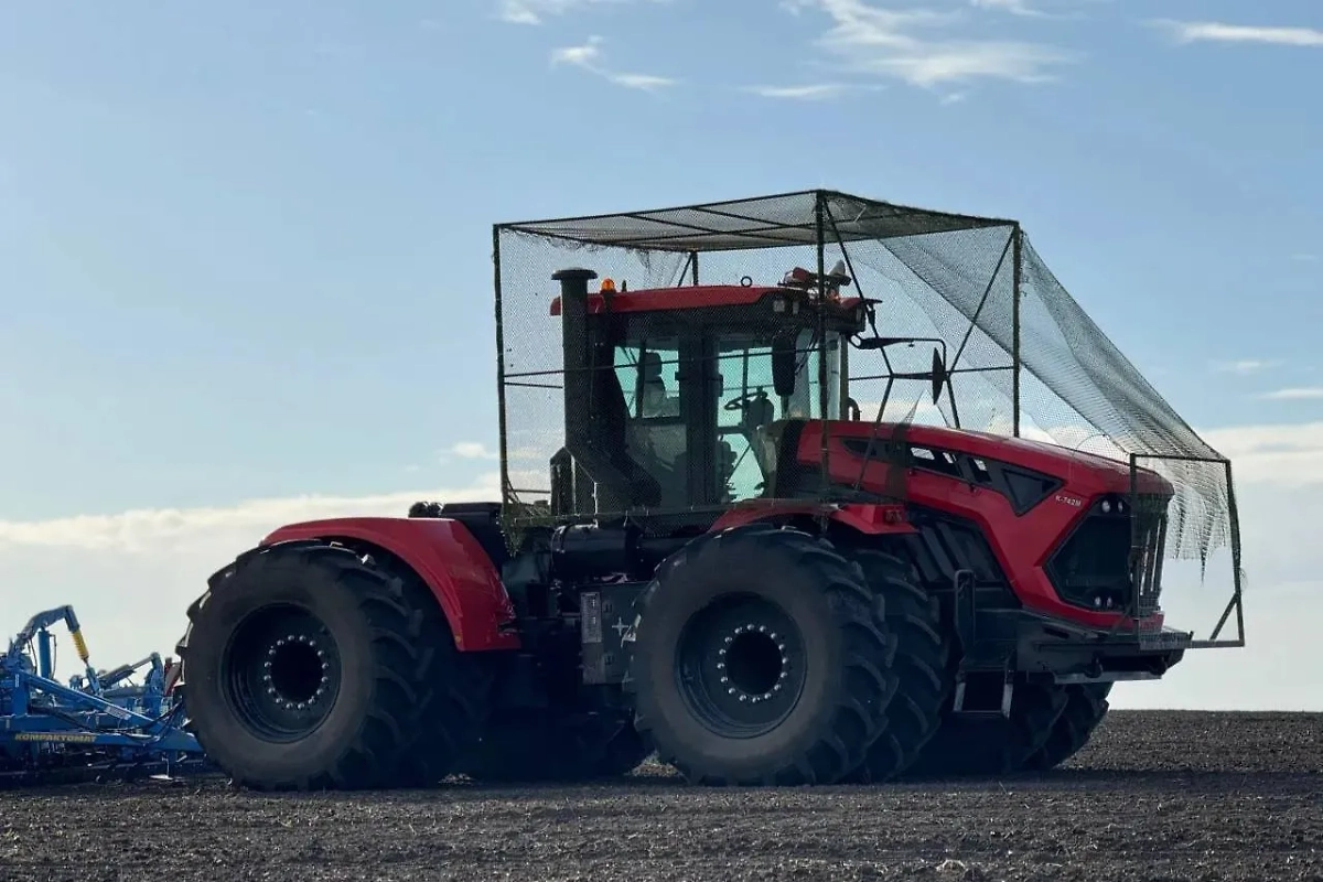 Сельхозтехнику в приграничье Белгородчины оборудуют антидроновыми сетками. Обложка © Telegram / Настоящий Гладков