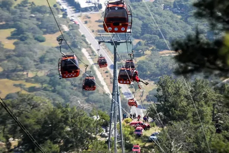 Пассажиры фуникулёра застряли на канатной дороге в турецкой Анталье. Обложка © Hurriyet