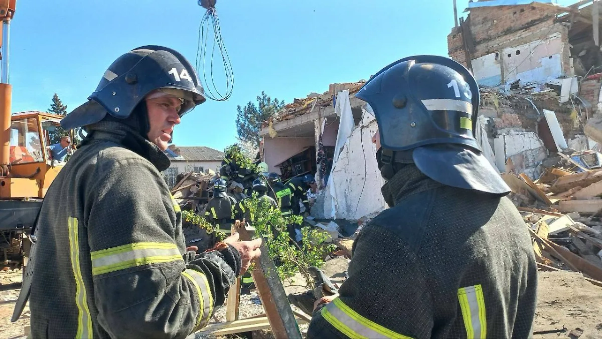 Работа спасателей на месте обстрела Токмака со стороны ВСУ. Обложка © Telegram / Евгений Балицкий