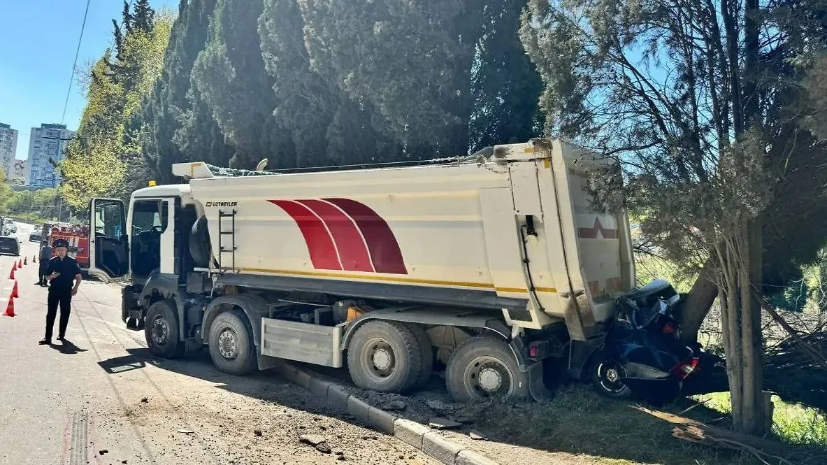 Грузовик, который попал в ДТП в Крыму. Обложка © Telegram / МВД Крым 