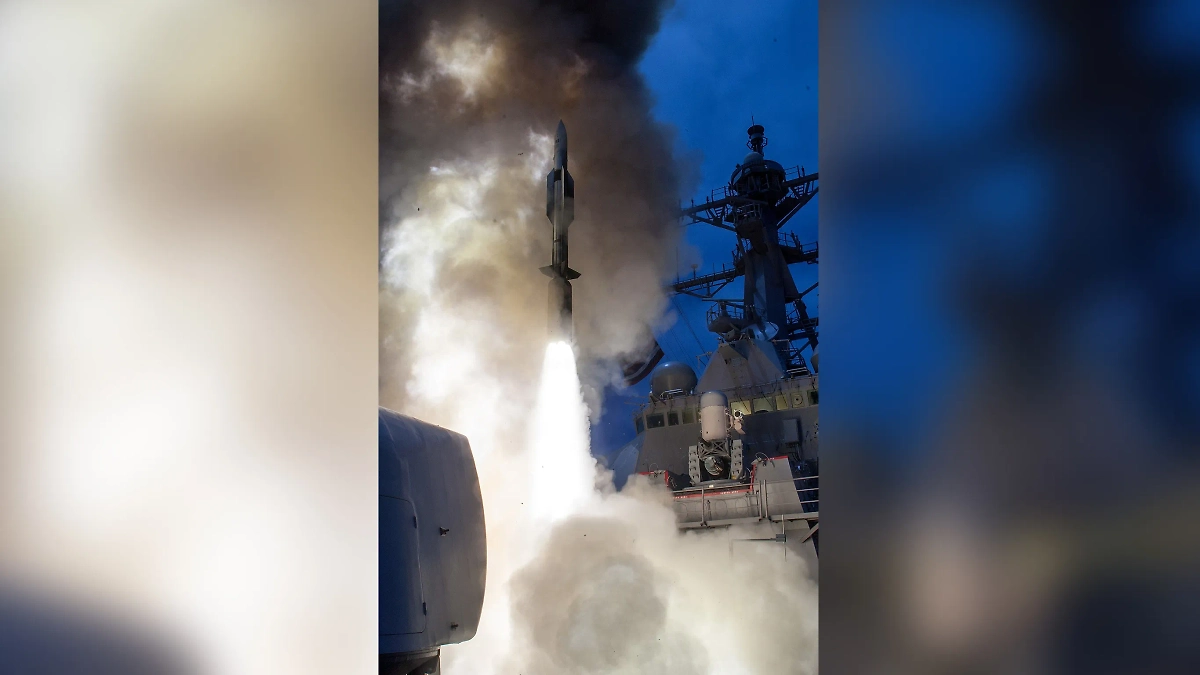 Установки для многоцелевых ракет средней дальности Raytheon Standard SM-6. Фото © Wikipedia