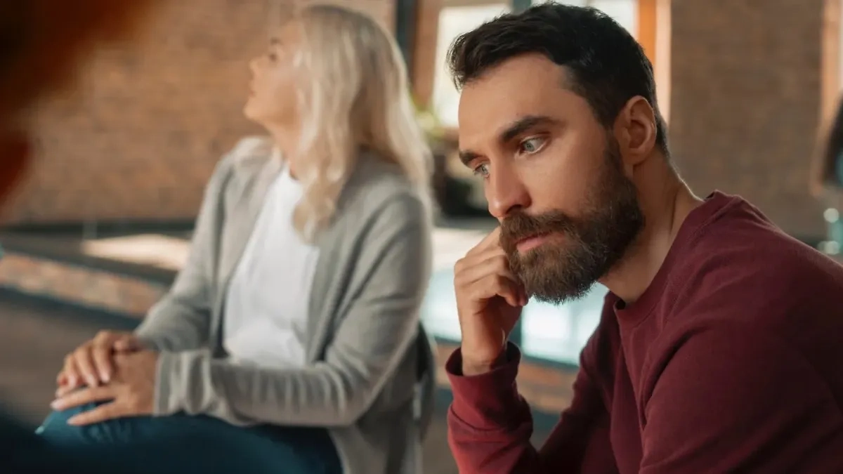 Ошибки в поведении, которые отталкивают людей: зрительный контакт. Фото © Freepik