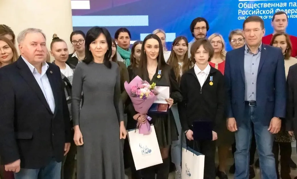 Артём Донсков (второй справа). Обложка © Пресс-служба Общественной палаты РФ