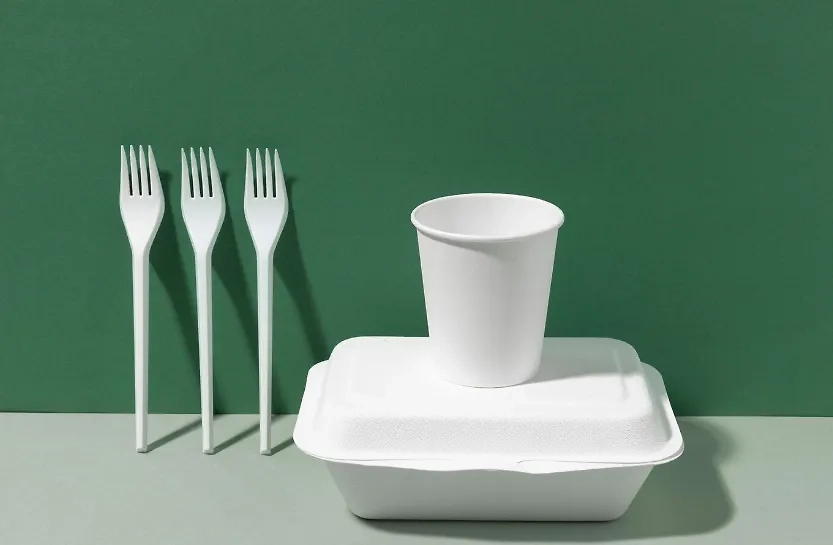 Депутат Милонов предложил маркировать пластиковую посуду. Фото © Freepik