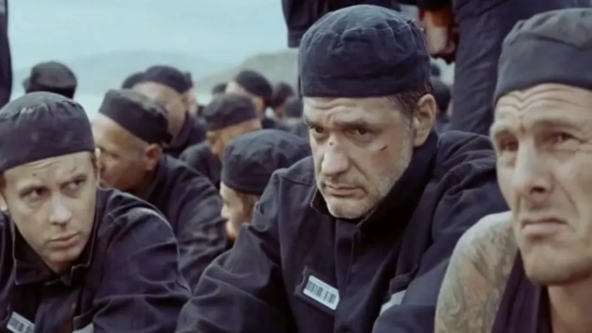 Тюремные правила гласят, что учителя — полезные люди, которых трогать нельзя. Кадр из фильма "Новая земля", режиссёр Александр Мельник, сценарист Ариф Алиев / Kinopoisk