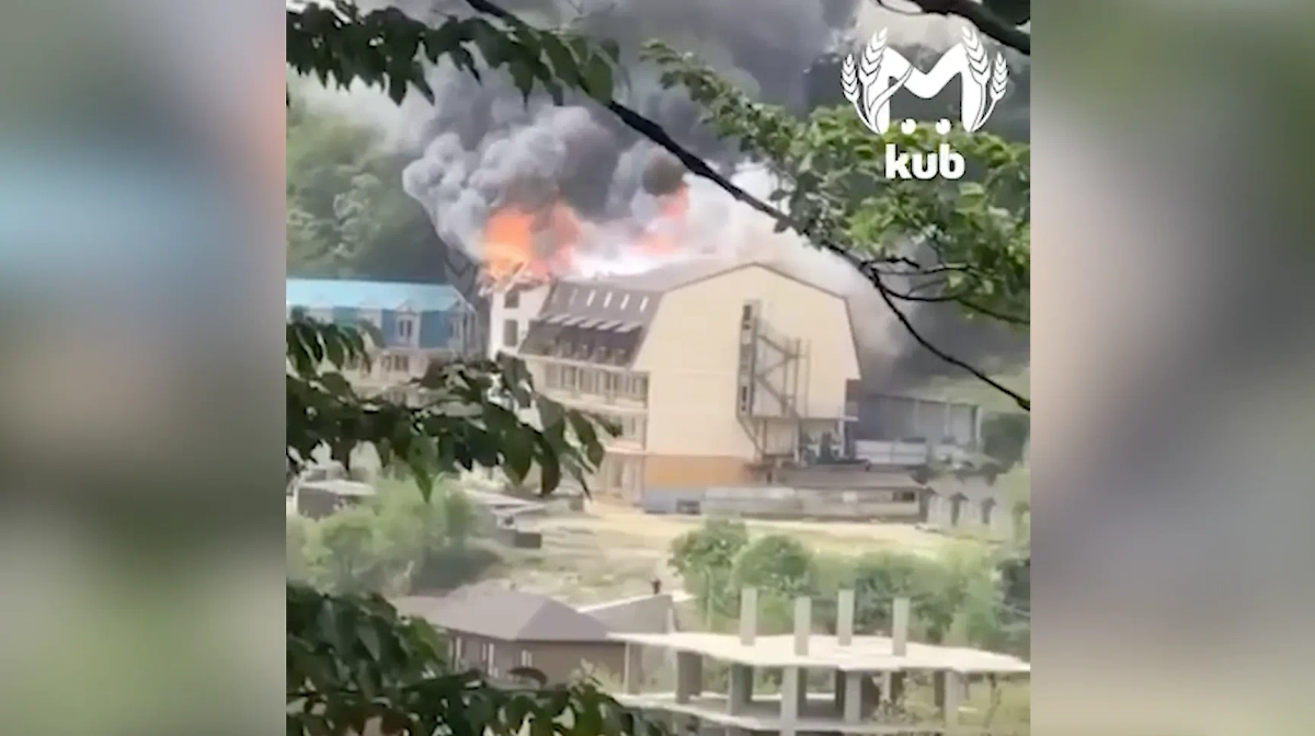 Гостиница "Аква Вила", которая горит в Краснодарском крае. Обложка © Kub Mash