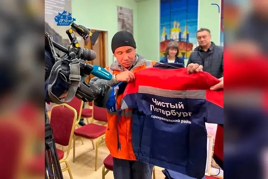 Кадр с награждения дворника, спасшего людей в Петербурге. Фото © VK / Сергей Оверчук