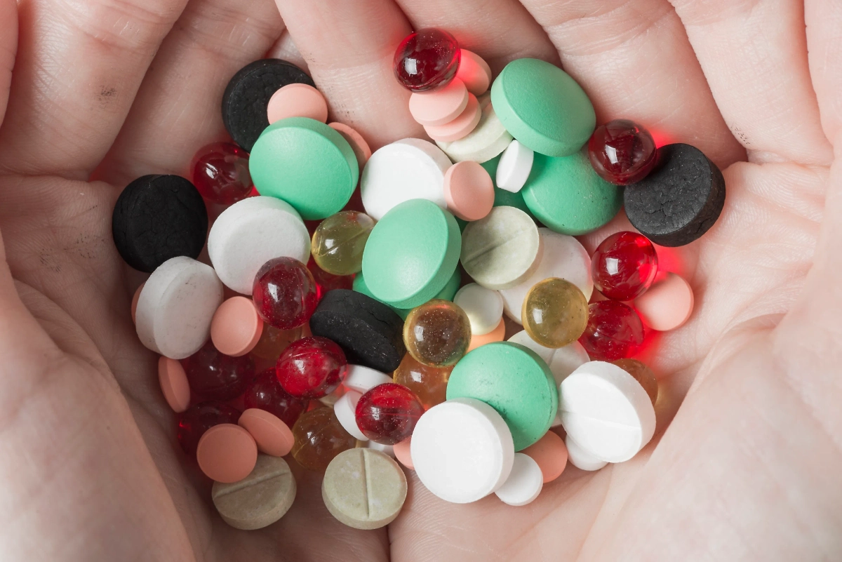 Чтобы БАДы хорошо усваивались, нужно обращать внимание на их состав. Обложка © Freepik