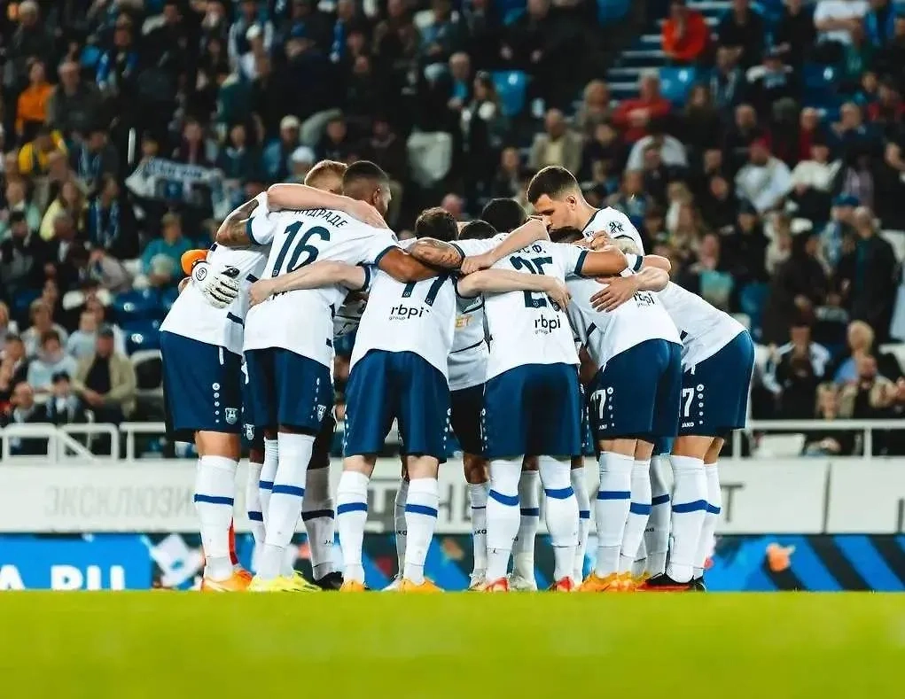 Игроки "Балтики" перед матчем с ЦСКА. Обложка © Telegram / ФК "Балтика"