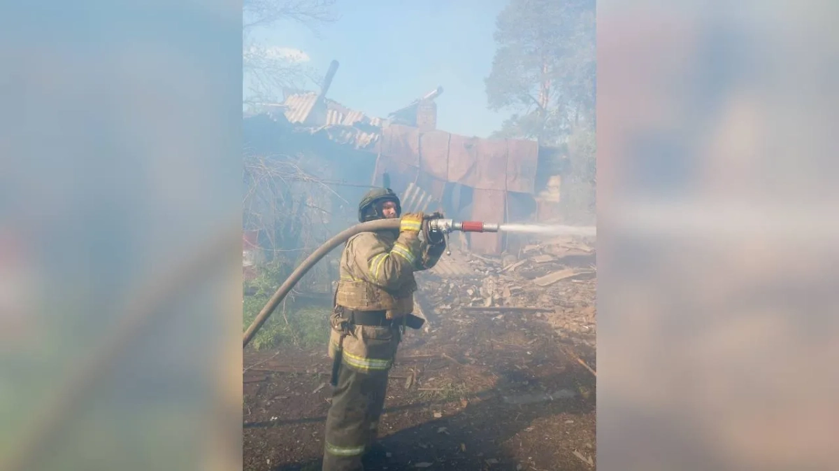 Дом загорелся после обстрела ВСУ. Фото © Telegram / Роман Старовойт