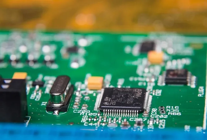 Япония хочет ужесточить экспорт полупроводников. Обложка © freepik