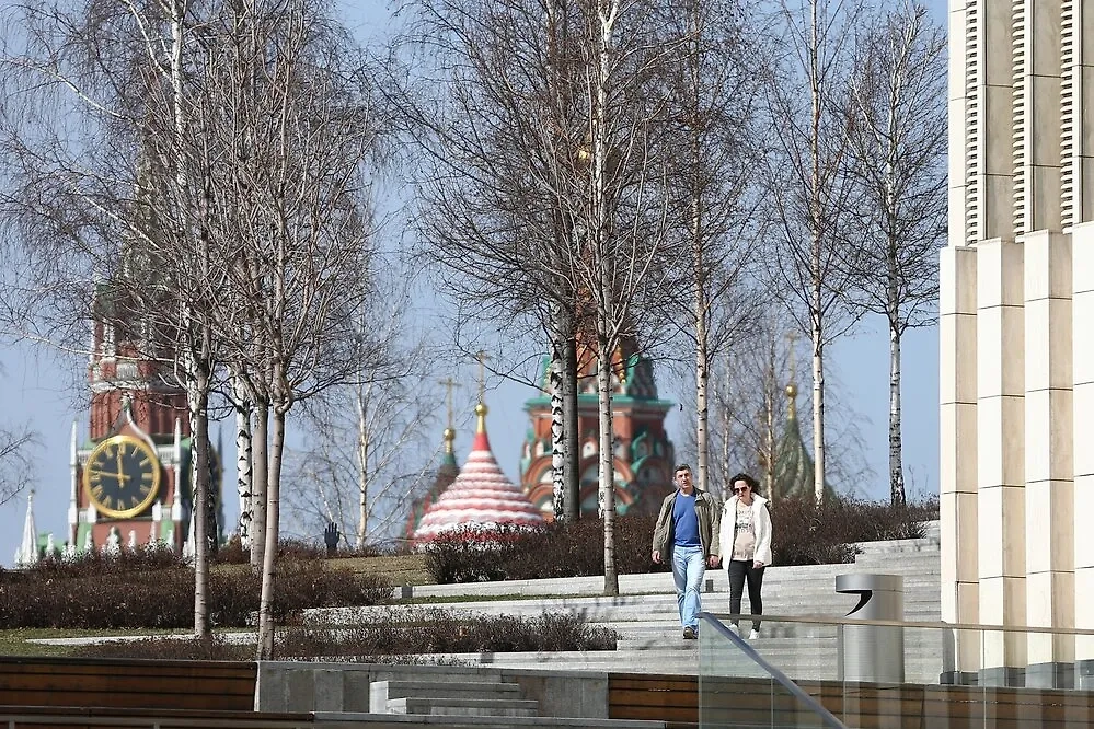 Горожане около Красной площади в Москве. Обложка © АГН "Москва" / Сергей Ведяшкин