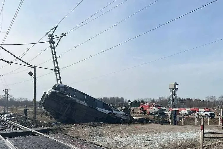 Последствия столкновения автобуса с поездом под Ярославлем. Обложка © Telegram / Северо-Западная транспортная прокуратура