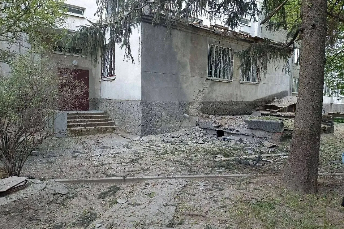 Здание поликлиники в Каховке после обстрела ВСУ. Фото © Telegram / Павел Филипчук