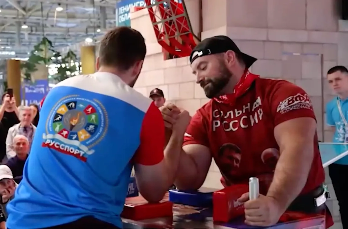 На стенде Петербурга выставки "Россия" провели соревнования по армрестлингу. Обложка © Телеканал "Санкт-Петербург"