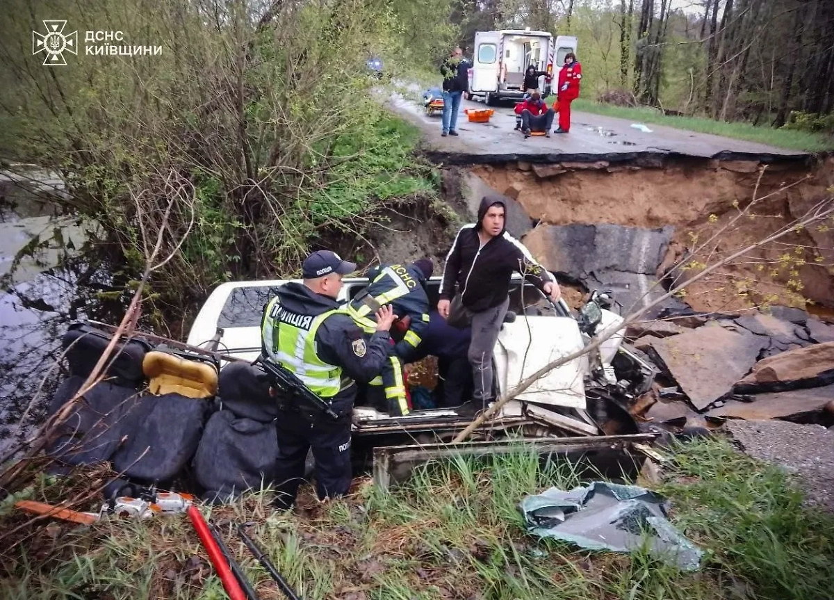 На Украине автобус провалился под землю. Фото © Facebook (признан экстремистской организацией и запрещён на территории Российской Федерации) / МЧС Украины