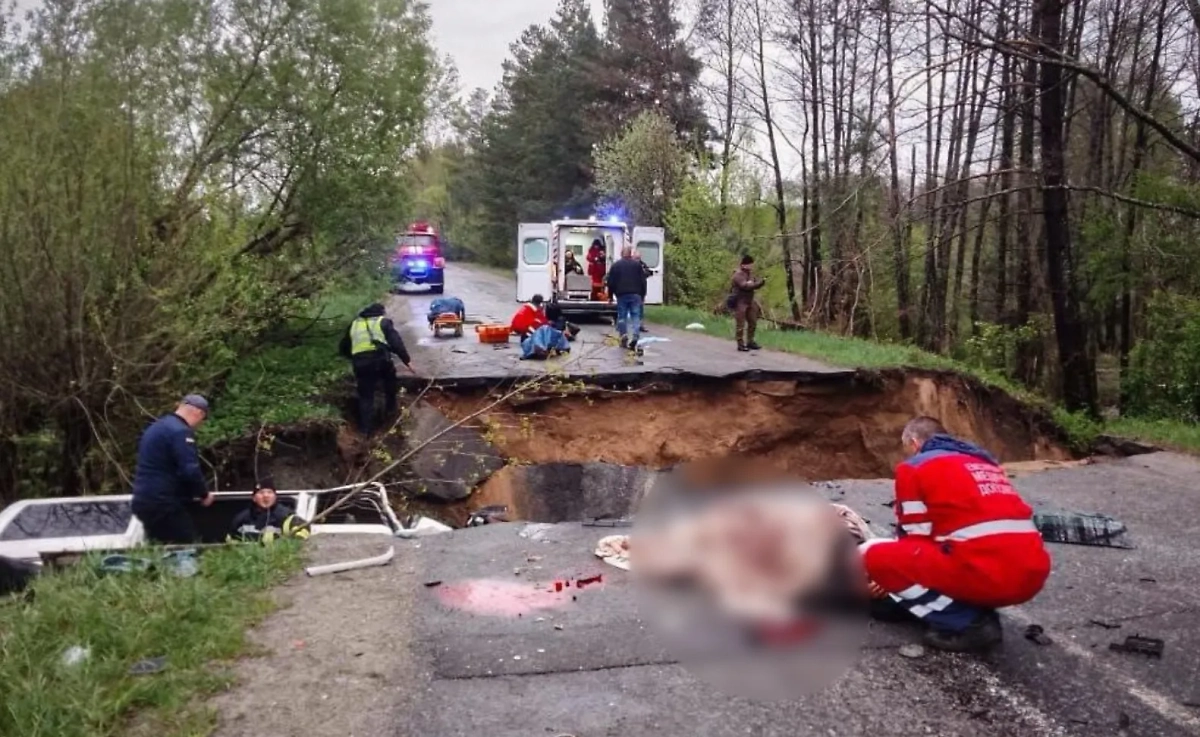 На Украине автобус провалился под землю. Фото © Facebook (признан экстремистской организацией и запрещён на территории Российской Федерации) / МЧС Украины