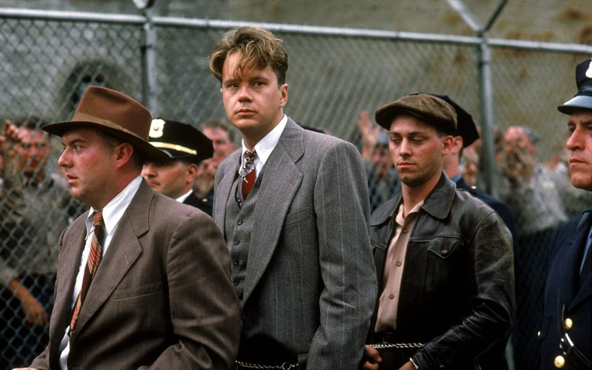 В фильмах про тюрьму часто показывают, что над творческими людьми всегда издеваются. Но в жизни это не так. Кадр из фильма "Побег из Шоушенка", режиссёр Фрэнк Дарабонт, сценаристы Фрэнк Дарабонт, Стивен Кинг / Kinopoisk