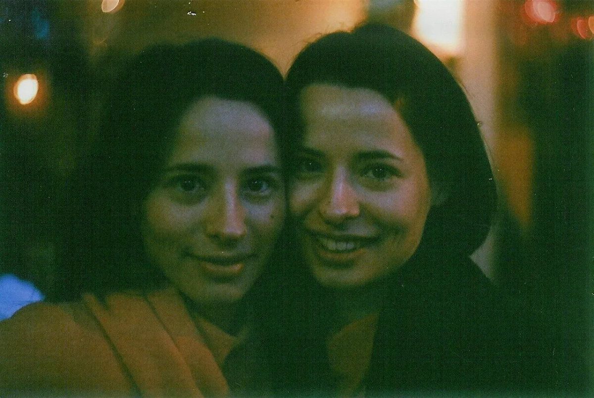 Дочери Владимира Сорокина в 2012 году — сёстры-близнецы Мария (слева) и Анна. Им здесь по 32 года. В последнее время фотографии девушек стали исчезать из публичного доступа. Фото © VK / Евген Зайцман 