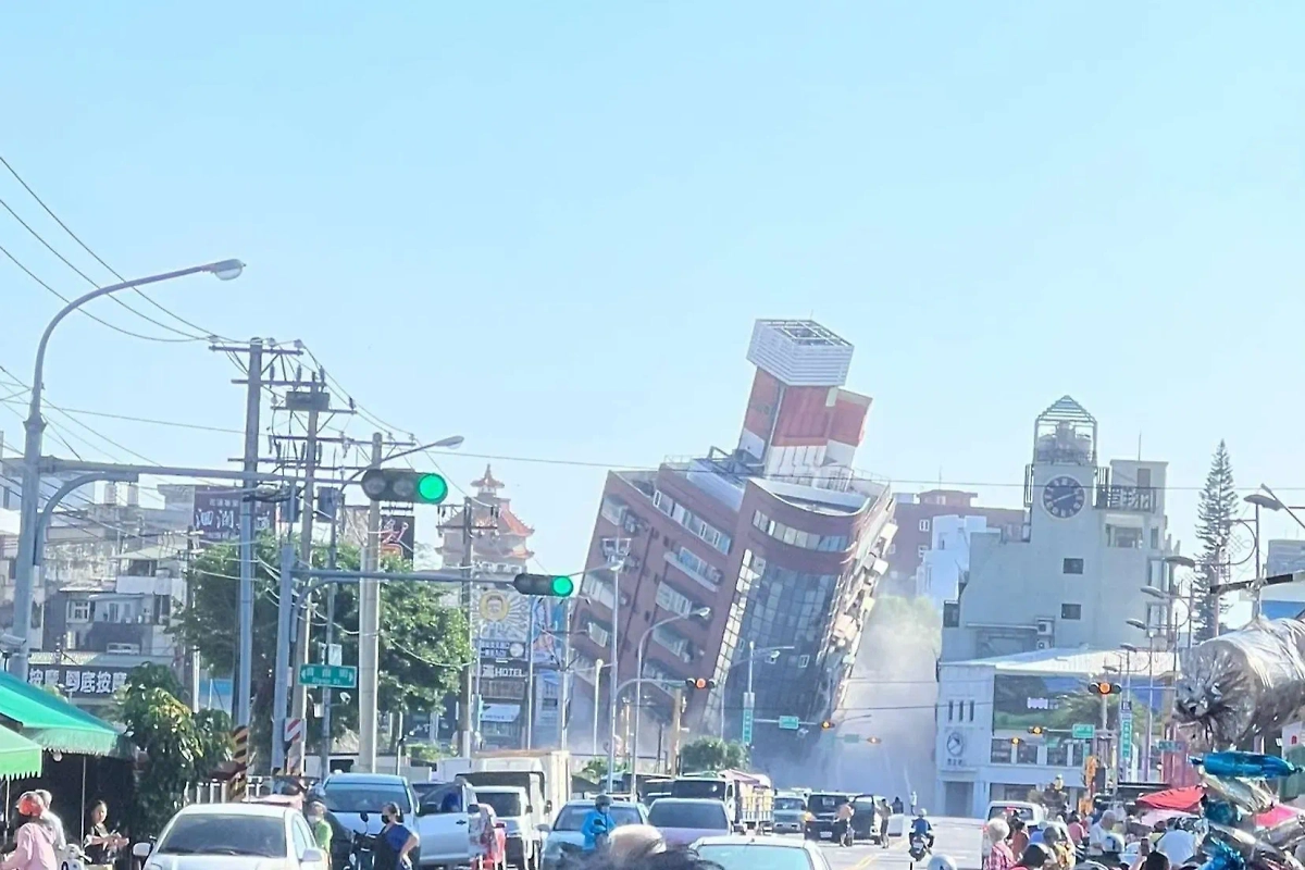 Последствия разрушений в тайваньском городе Хуалянь после землетрясений. Обложка © X / itsHarishop