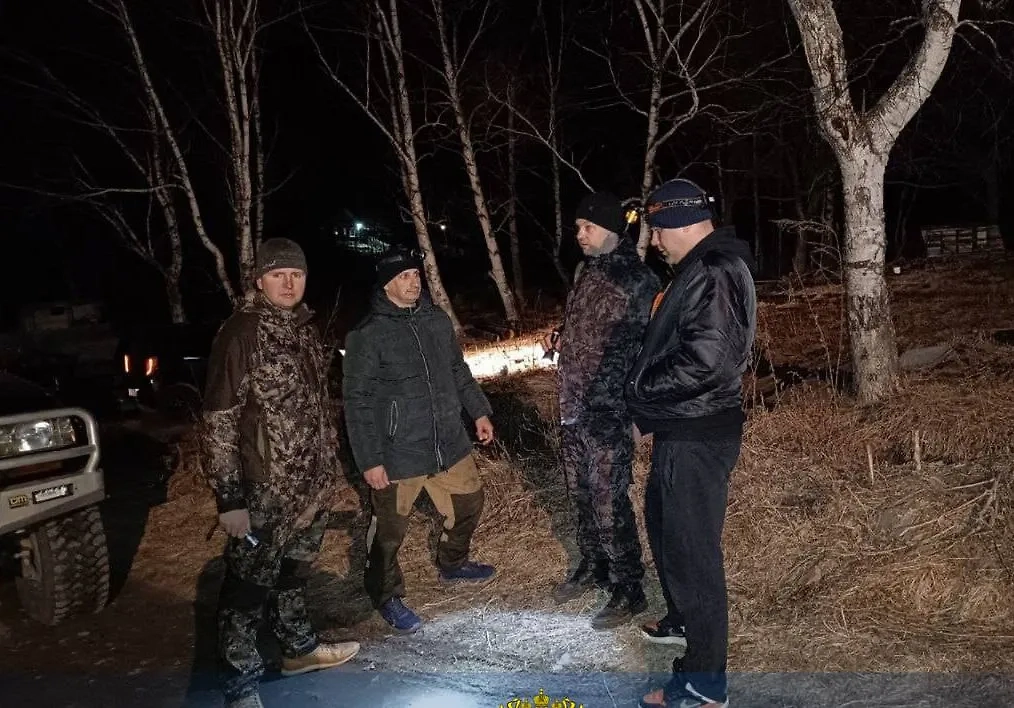 Найти ребёнка местным жителям вместе с волонтёрами помогали сотрудники правоохранительных органов. Обложка © Telegram / Прокуратура Приморского края