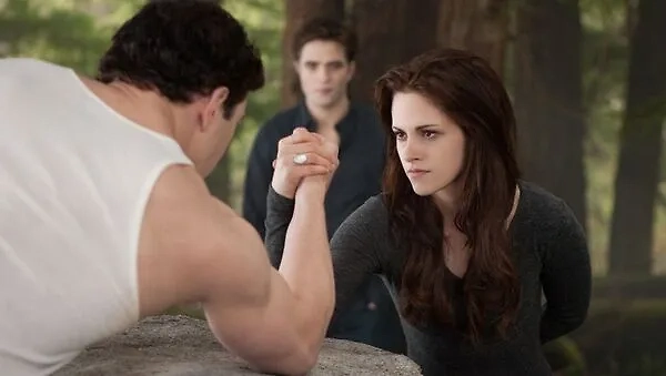 Как распознать энергетических вампиров и дать им отпор? Кадр из фильма "Сумерки. Сага. Рассвет: Часть 2", режиссёр Билл Кондон, сценаристы Мелисса Розенберг, Стефани Майер / Kinopoisk