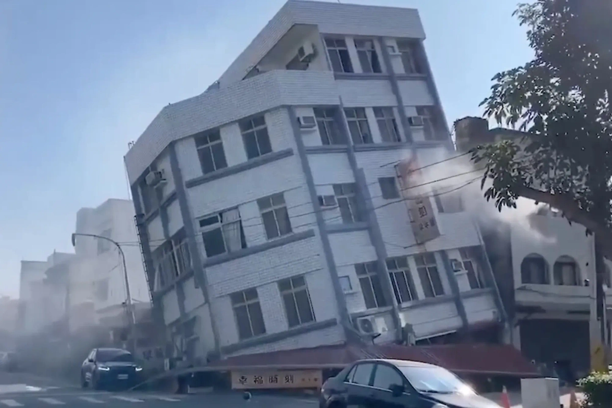 В результате землетрясений в Тайване разрушен ряд зданий. Обложка © X / UHN_Plus