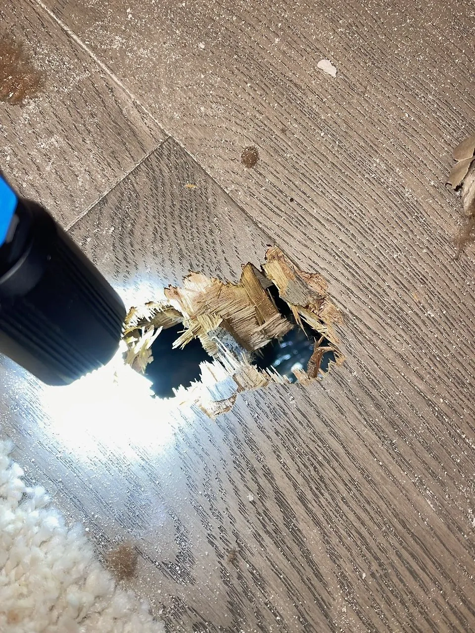 Последствия падения космического мусора на жилой дом во Флориде. Фото © Х / Alejandro0tero