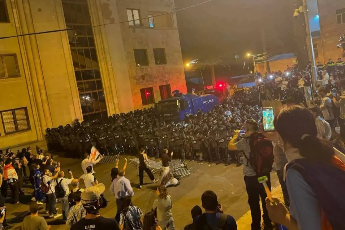 Спецназ применил против протестующих в Тбилиси резиновые пули и слезоточивый газ. Обложка © X / Katie Shoshiashvili