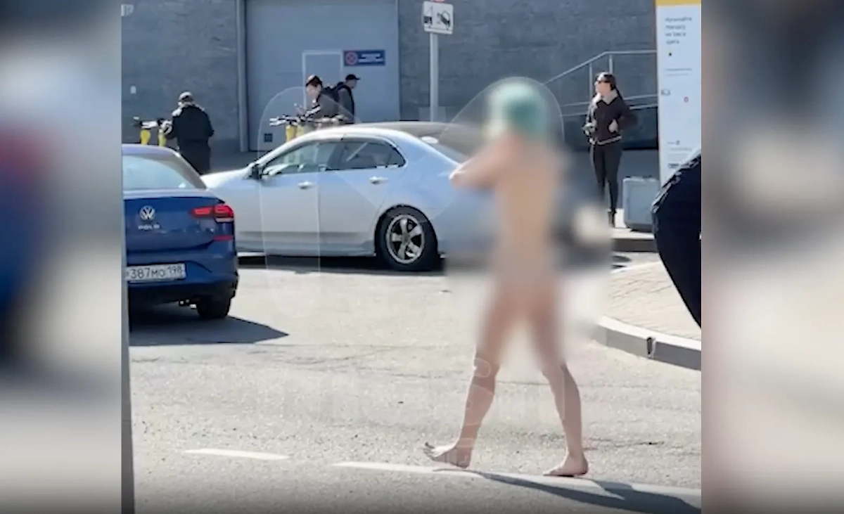 Голая девушка в Петербурге. Обложка © Telegram / Mash на Мойке