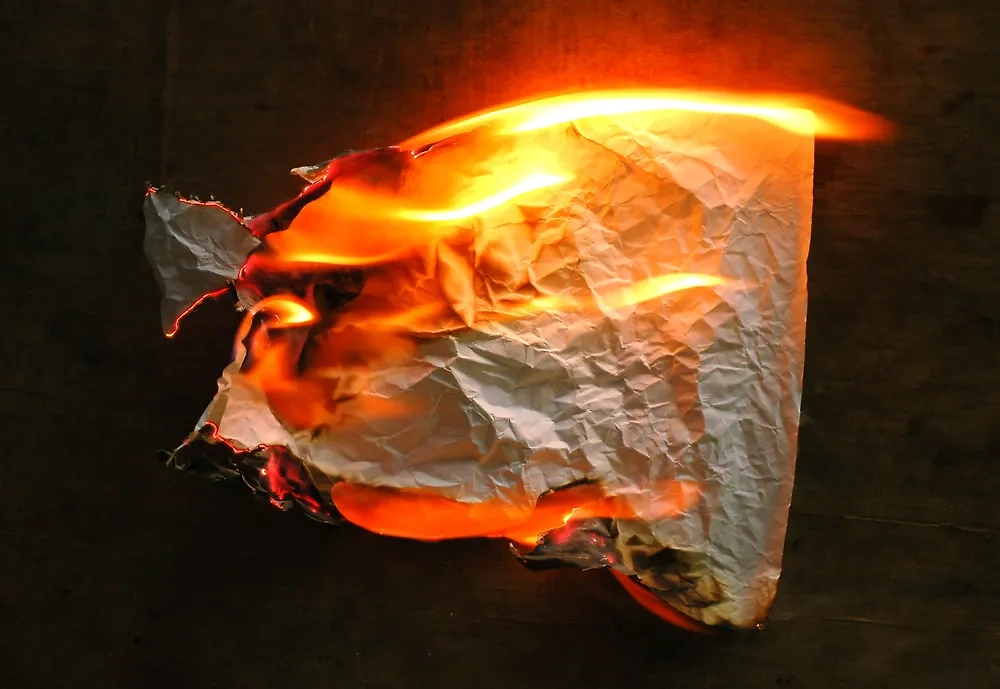 Как исполнить мечту в солнечное затмение 8 апреля? Напишите на бумаге свою цель, а затем сожгите её. Фото © Shutterstock / FOTODOM