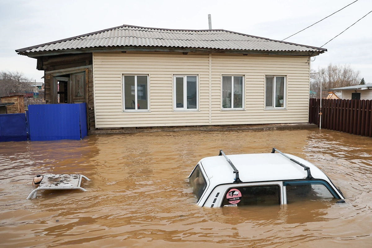 Затопленный автомобиль в микрорайоне Старый город в Орске. Фото © ТАСС / Егор Алеев