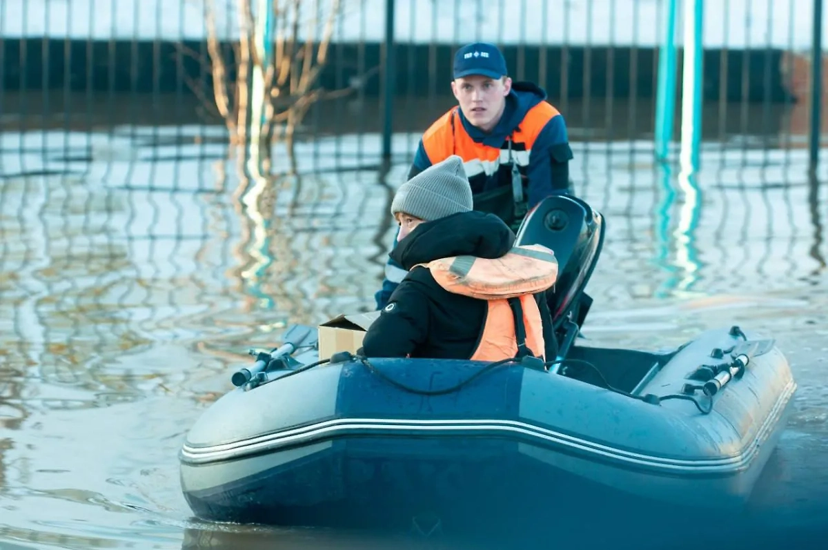 Последствия паводка в Оренбуржье. Обложка © Telegram / Денис Паслер