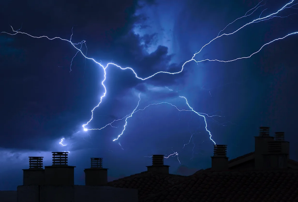 В Японии молния попала в школьников на стадионе. Обложка © freepik