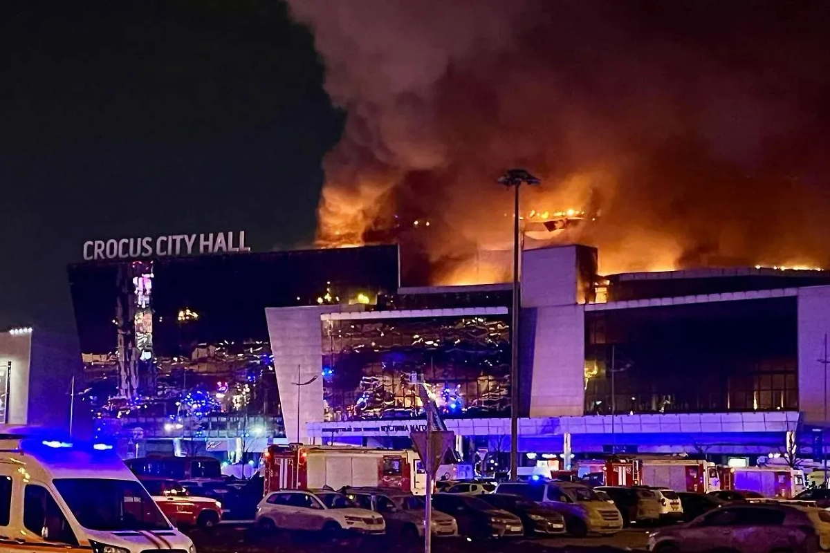Пожар после атаки террористов в "Крокус сити холле". Обложка © Life.ru