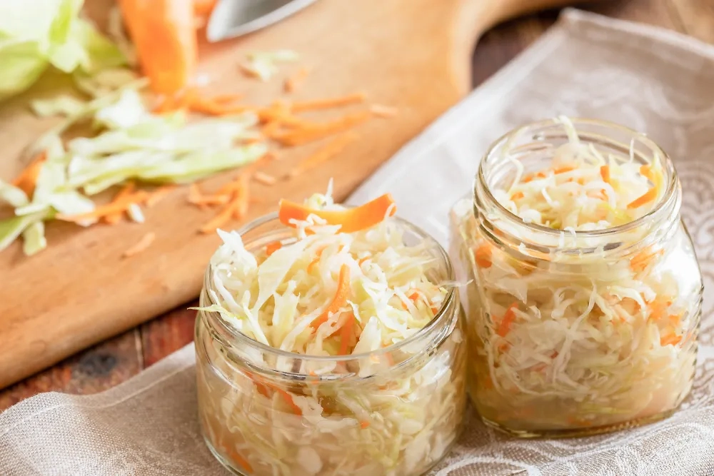 Улучшить настроение поможет квашеная капуста. Обложка © Shutterstock / FOTODOM