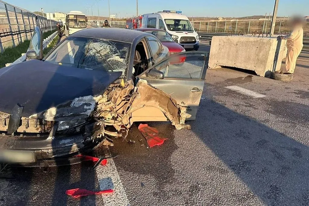 Водитель врезался в бетонный блок перед Крымским мостом. Обложка © Telegram / МВД Крым