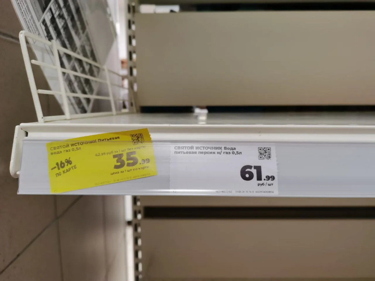 Пустая полка с водой в одном из магазинов Орска. Обложка © Life.ru